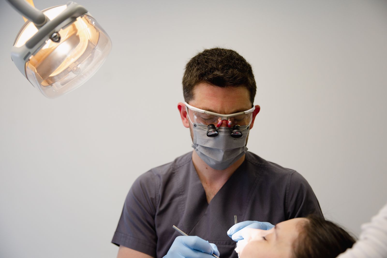 Dentista atendendo um paciente em consultório